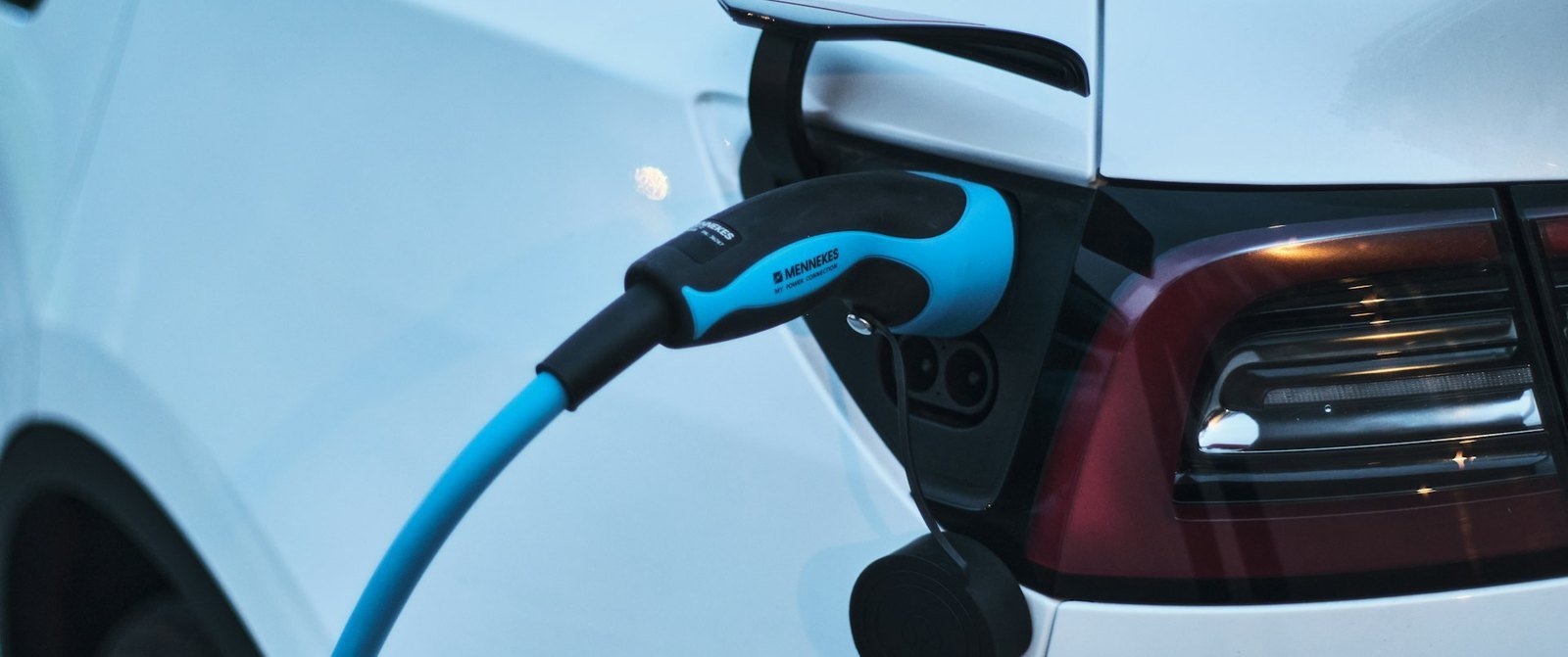 Conector Type 2 plugado em veículo elétrico
